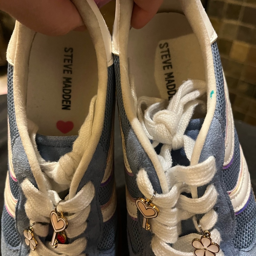 Steve Madden Girls Blue and White Sneakers with Charms - Picture 3 of 5